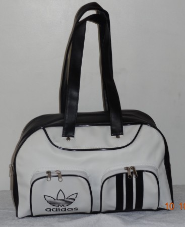 Art. 204.Cartera para dama en cuero ecológico con logo bordado